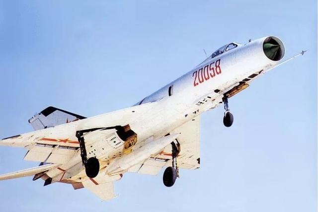 逆向仿制一款战斗机真的比自主研发简单?歼8的毛病就是铁证!