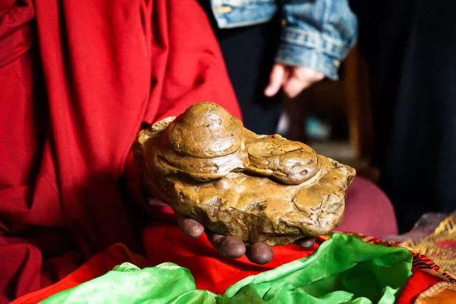 三宝,母鹿角,从石中取出的反转海螺和被喻为"格聂之心"的白色奇石