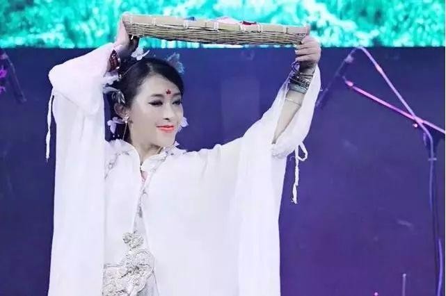 "彝苗公主"禾麻迪娜,独家签约快来直播!