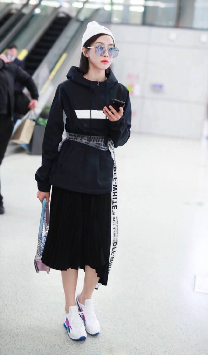 宋茜参加彩排,穿白t搭配条纹细节运动裤,青春活泼美少女本人!