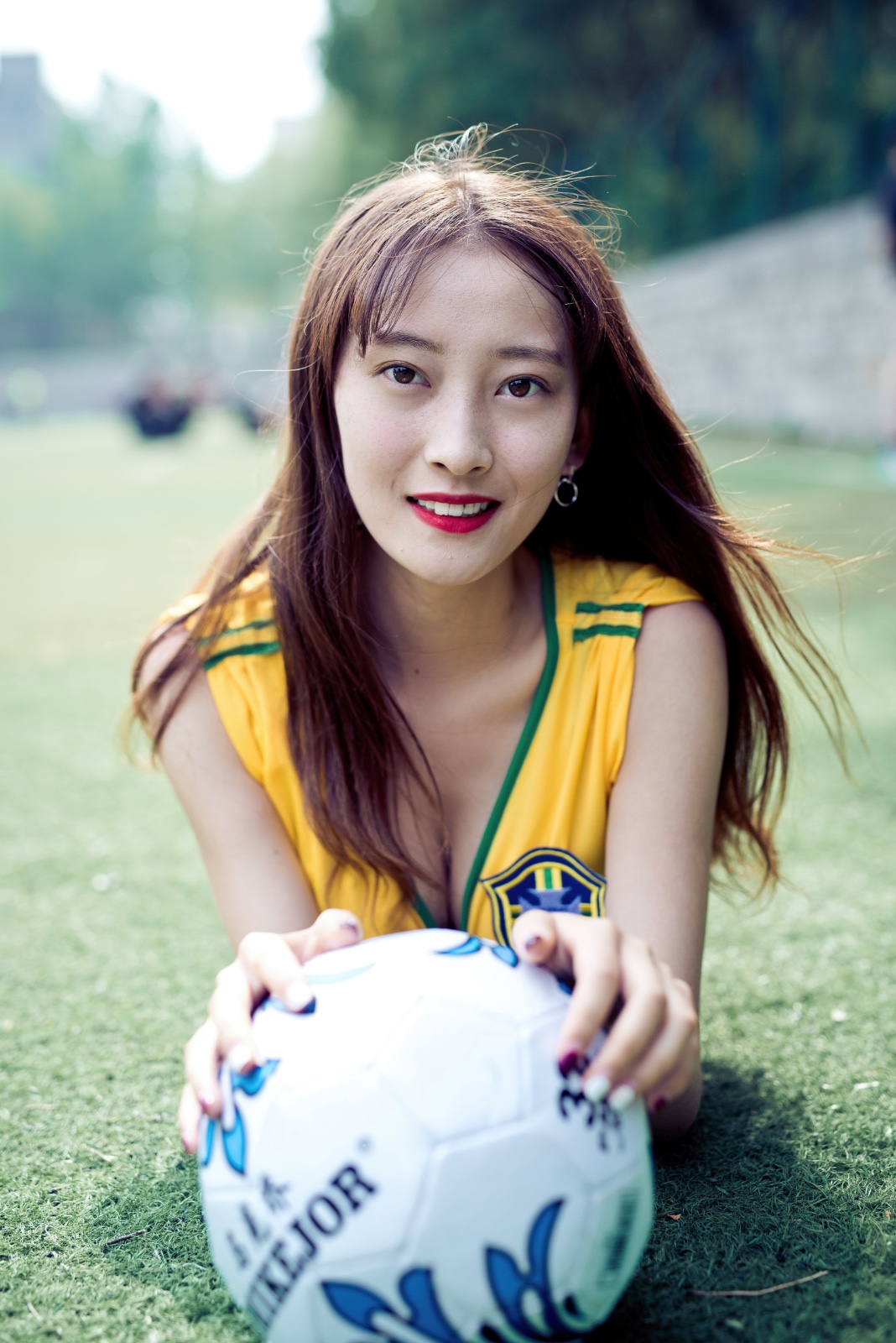 性感足球宝贝秀翘臀美腿,力挺五星巴西晋级决赛