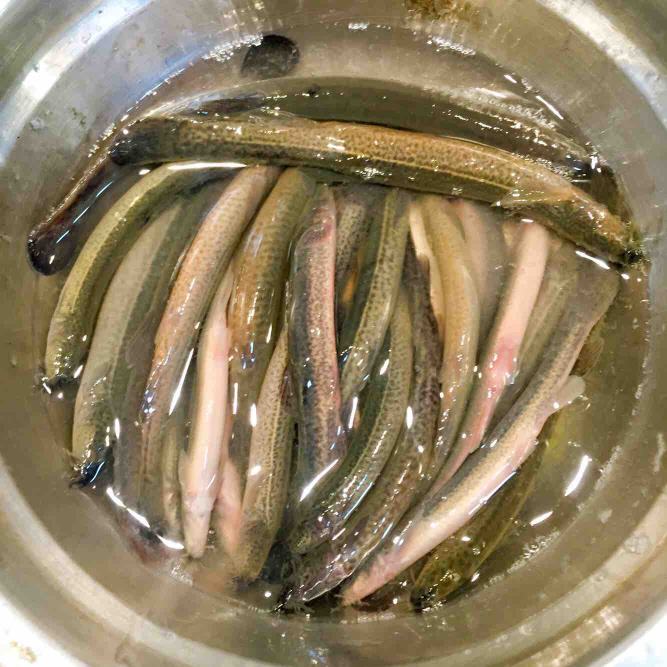 准备活泥鳅鱼,清水加盐盖上盖子泡,让泥鳅吐沙,是为防止它乱跳,所以要