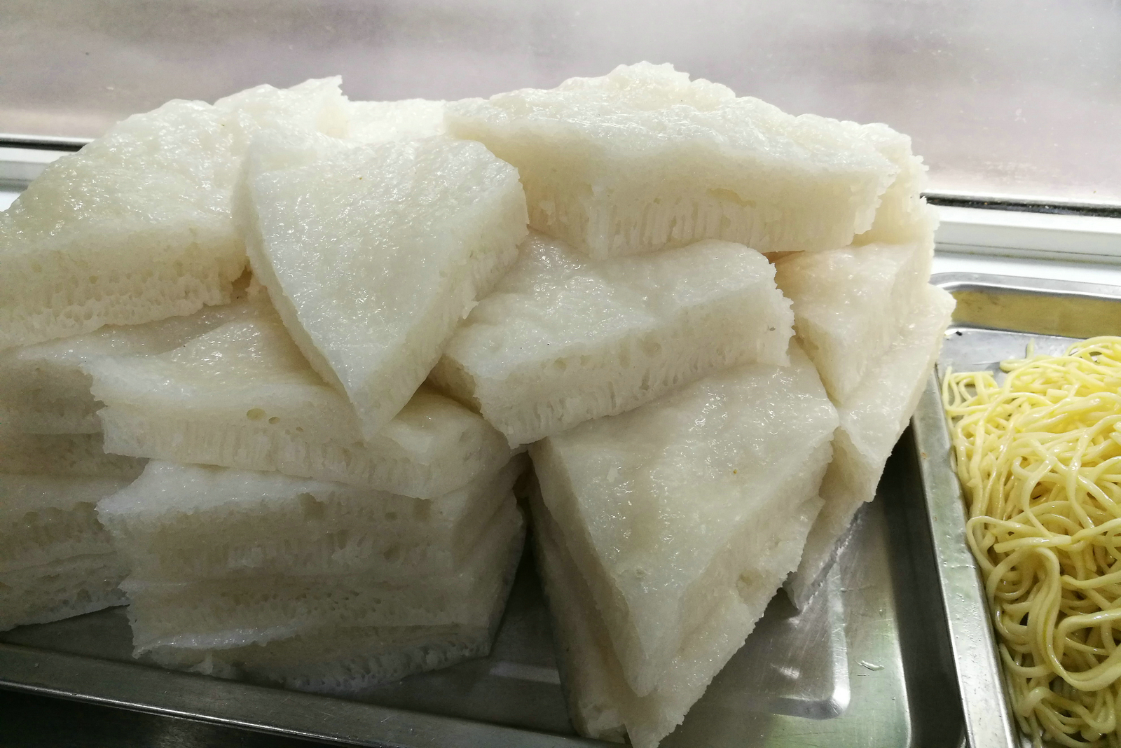 的红桥路边,这里有女儿朋友推荐的泸州美味早餐,豆腐脑,猪儿粑,白糕