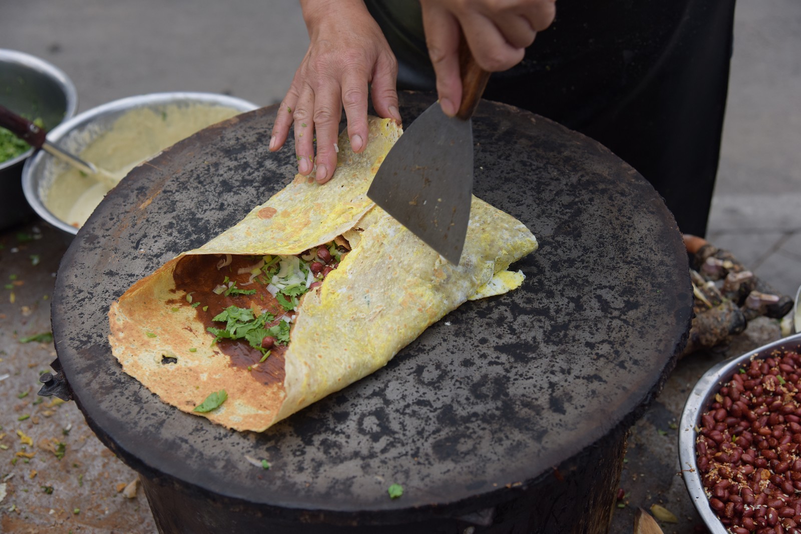 一张白毛煎饼在街头摊31年,一年只休息两天,每天只卖100多套