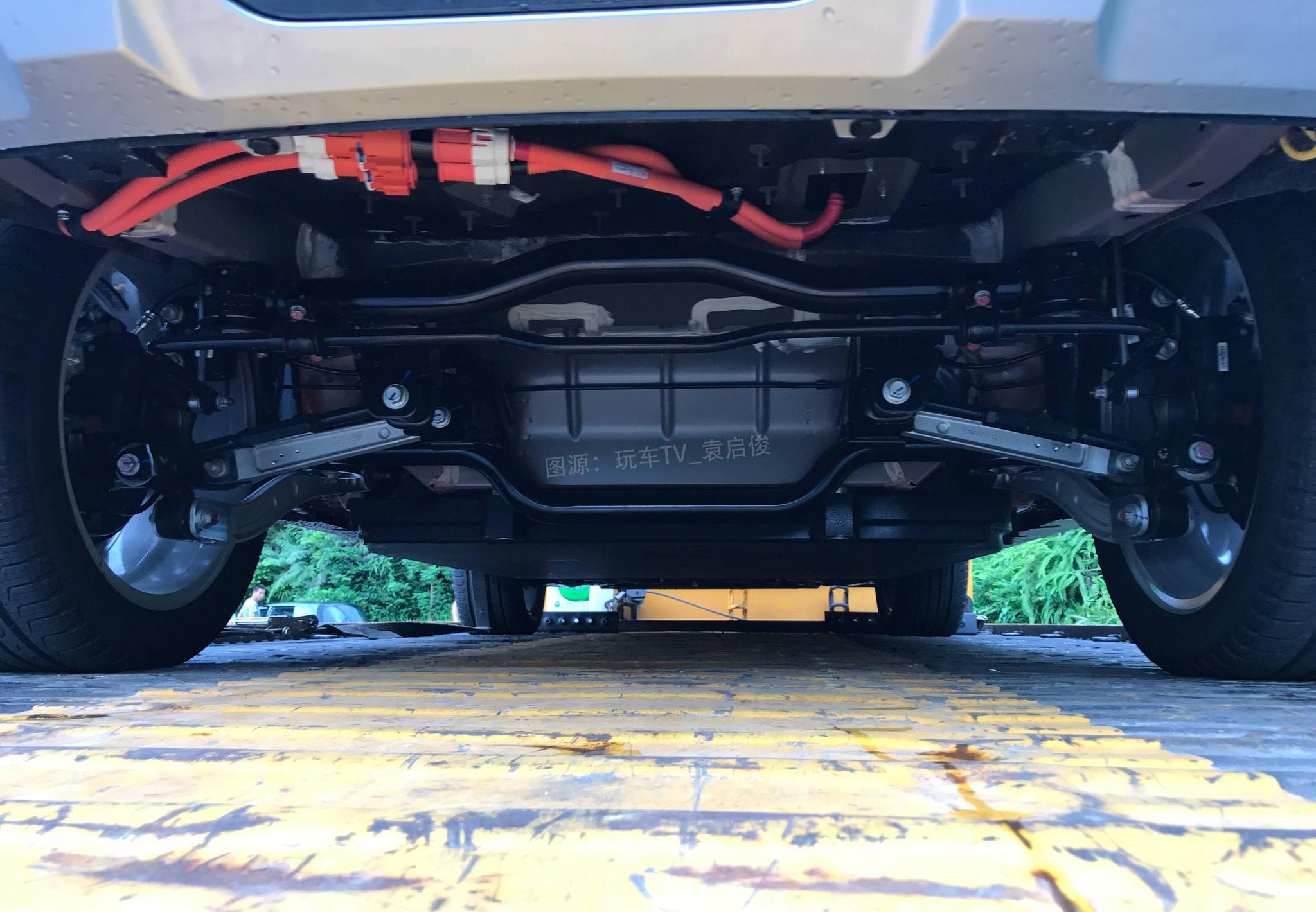 比亚迪全新一代宋ev亮相,贯穿式尾灯点阵式大嘴犹如小号"唐"