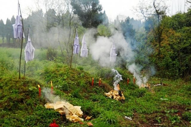 清明扫墓,老公却偷偷跑开,知道真相,我提离婚!