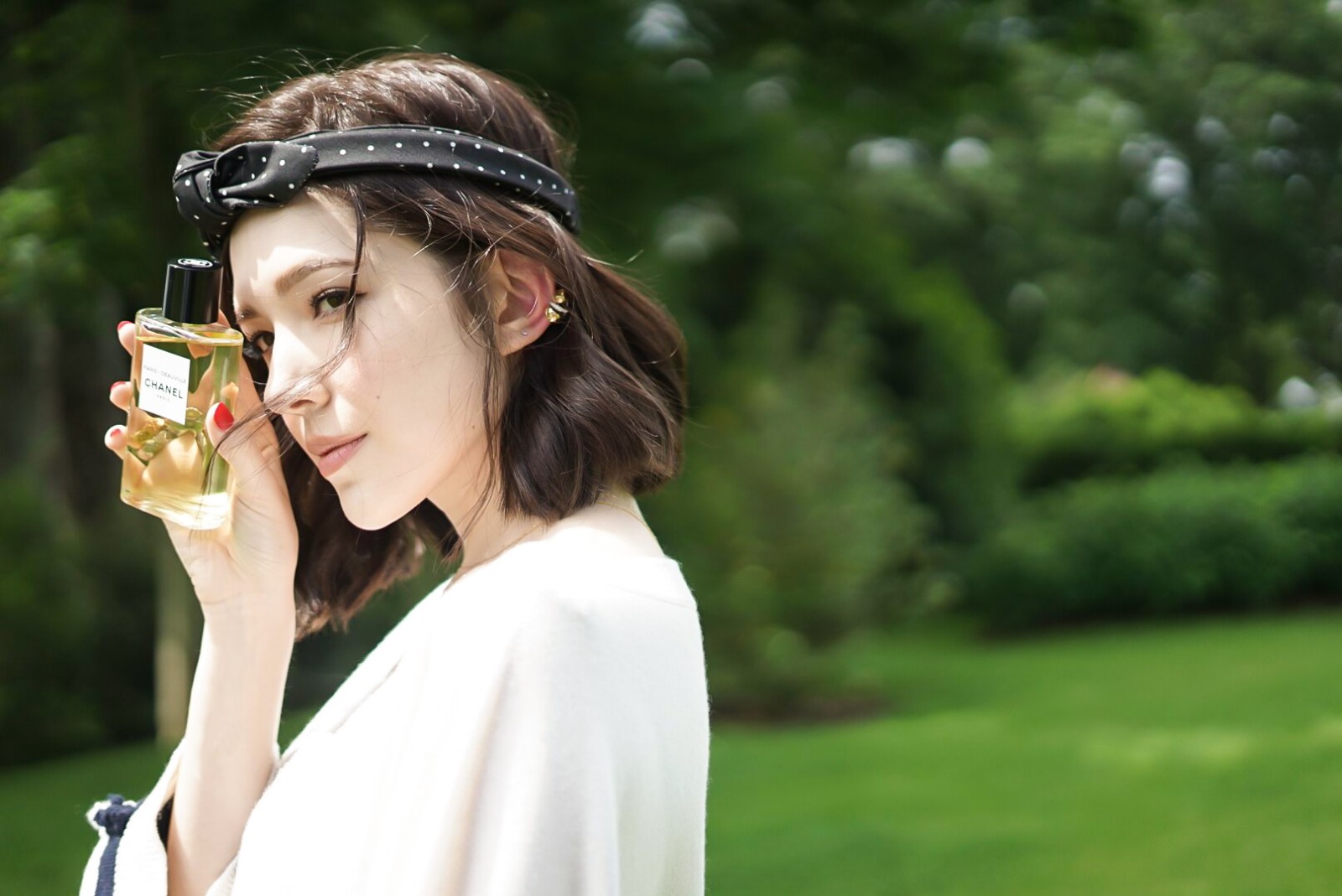 许玮甯杜维埃寻香之旅 全球发布会造型尽显时尚态度