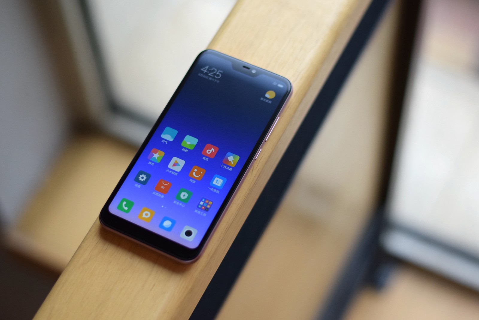 小米也不例外在五月份推出了自家首款刘海屏手机小米手机8系列,而在