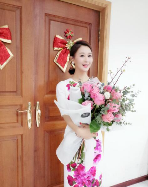 张鹭妻子美丽写真气质真是绝佳