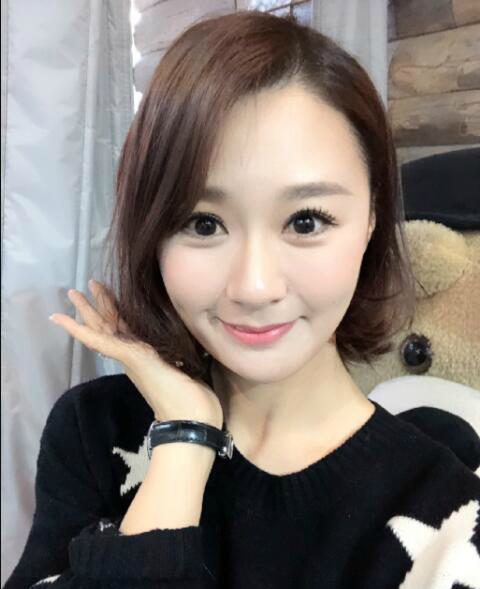 张鹭妻子美丽写真气质真是绝佳