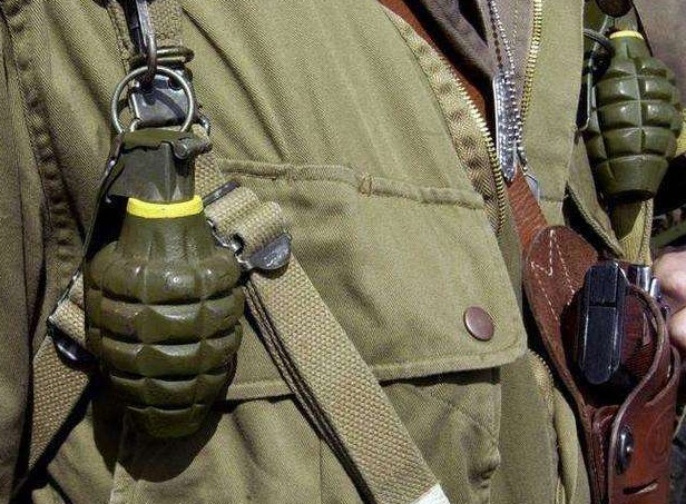 为什么美军要在胸前挂2颗手榴弹不担心被打爆吗原理很简单