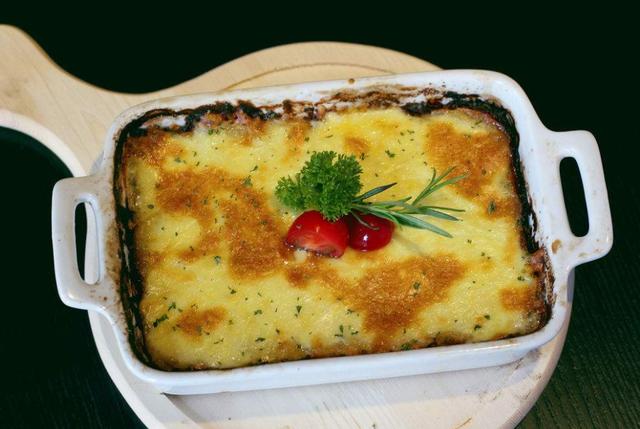 下培根,洋葱,玉米粒翻炒,土豆碾碎和炒好的玉米洋葱培根加黑胡椒拌匀