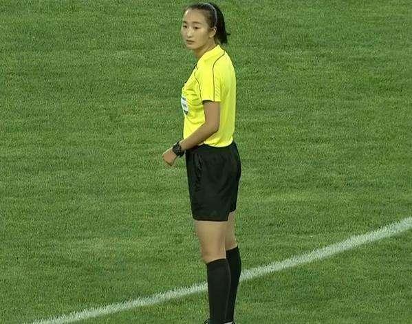 而国足球员李影虽然不是上海队球员,但是直接对裁判爆粗:"祸害男足不