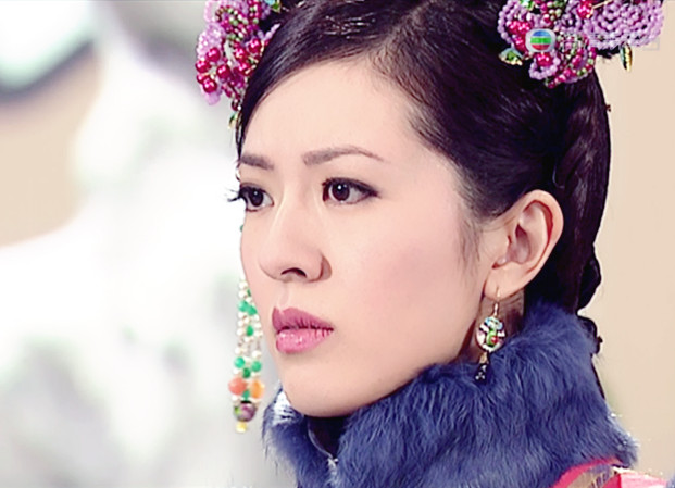 tvb女星清宫装扮,佘诗曼令人难忘,胡杏儿淡妆漂亮宣萱显老态
