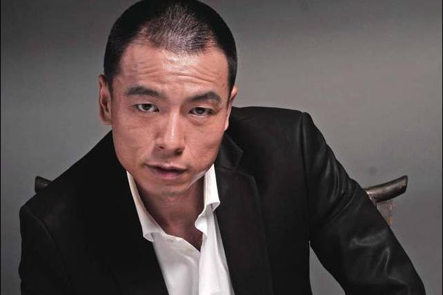他演了23年硬汉，戏好人不红，曾拍戏被炸伤，制片方只愿赔2万|王挺|硬汉|拍摄_新浪新闻