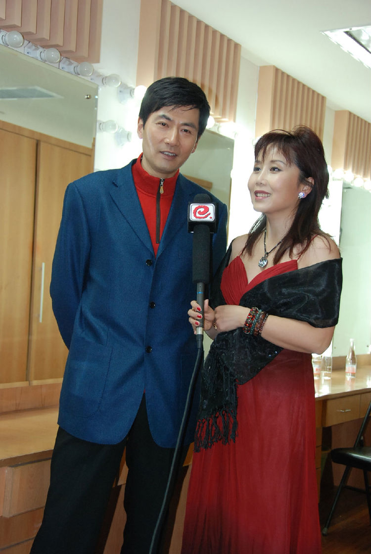 国家一级演员,一生获奖无数,老婆是个红歌星,恩爱28年如初恋