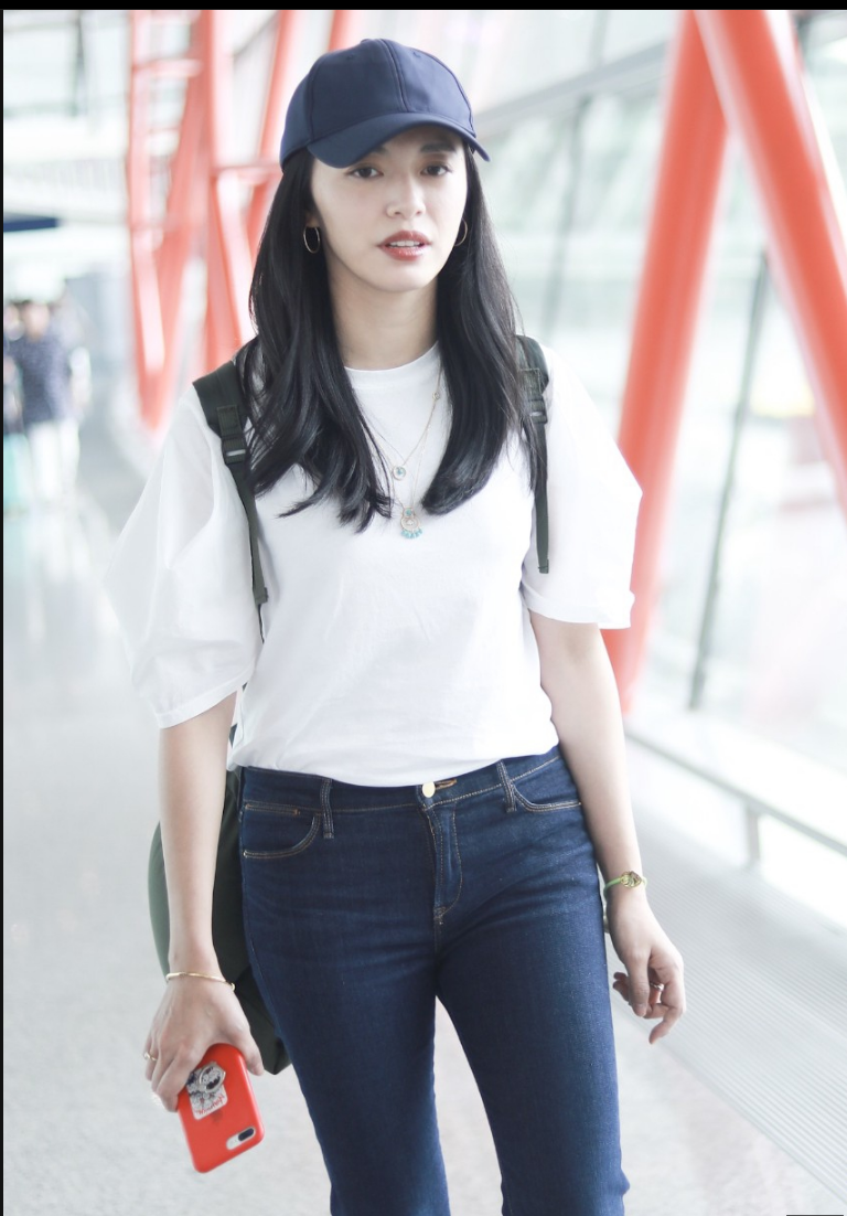 姚晨身穿白色上衣混搭牛仔裤现身机场 38岁的她依旧肤白貌美