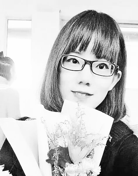 河间女教师在路灯下批改试卷 网友怒赞:背影真美