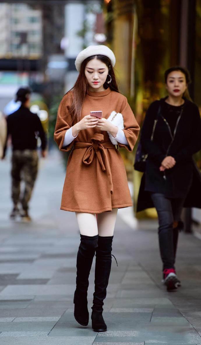 咖色上衣搭配黑色高筒袜, 时尚性感又美丽