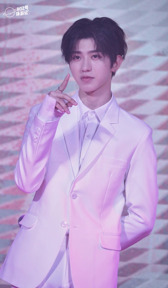 蔡徐坤穿白色西装亮相品牌代言活动,皮肤白皙帅气十足秀大长腿!