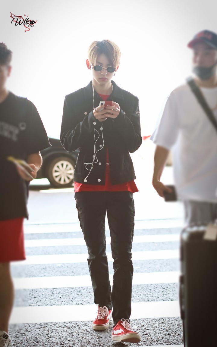 小鬼王琳凯北京飞银川,一头金色短发格外醒目