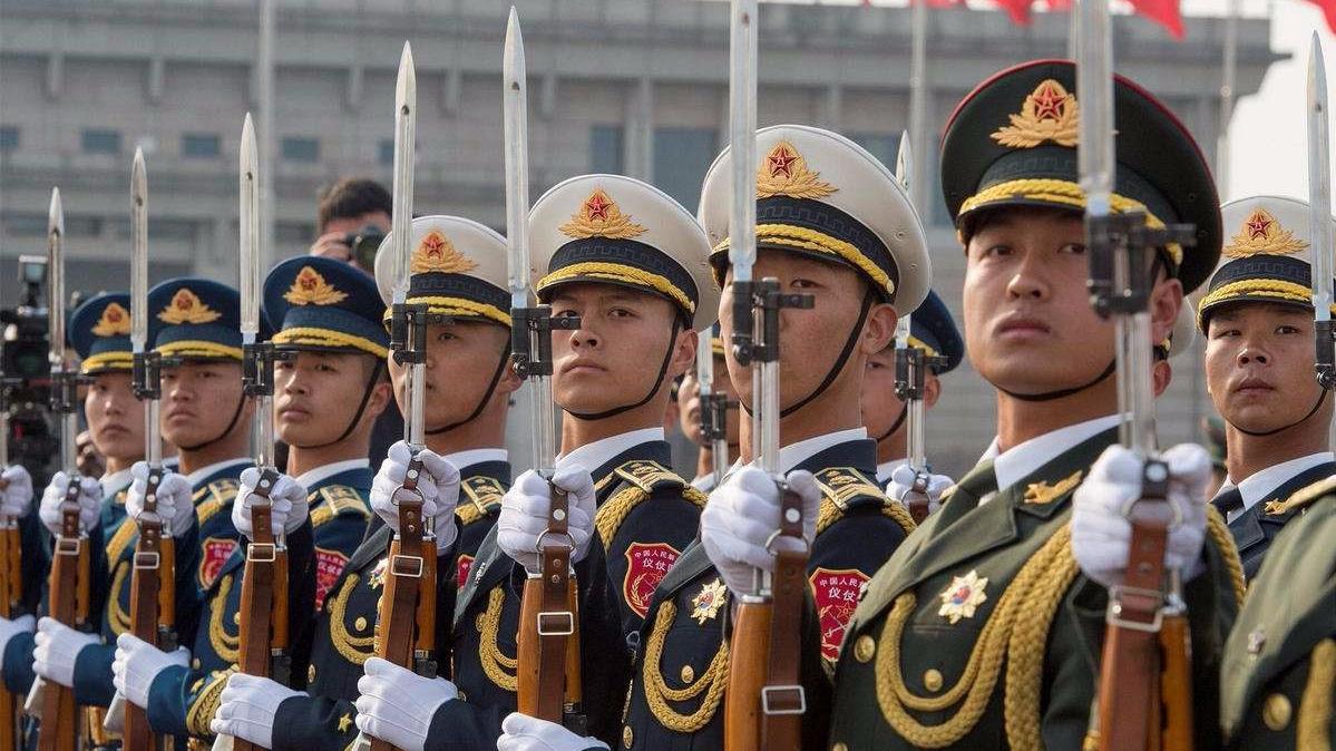 三军仪仗队日常训练正步劈枪,坚定的步伐彰显中国军人的威武!