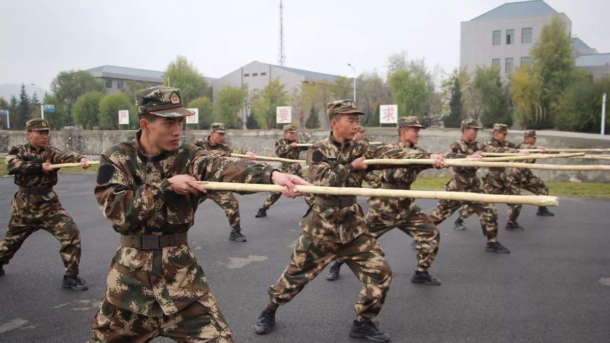 武警老兵展示应急棍术,整齐划一的动作杀气十足!