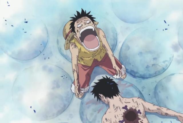 赤犬再次袭击路飞,被从背后突然出现的白胡子吓住了,一种王者的气势镇