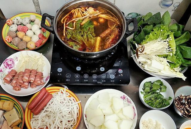 天冷了在家吃一顿热气腾腾的麻辣火锅,过瘾又满足的麻辣汤底