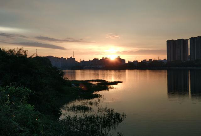 東莞傍晚日落髮出紅通通的光芒火燒連雲一片美景