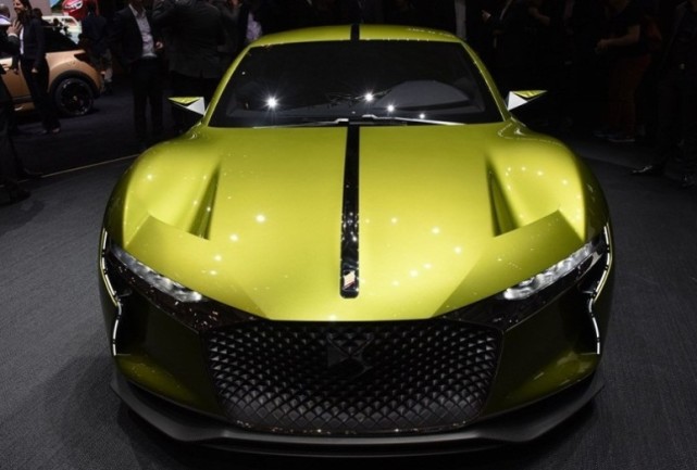 法系还有这样的跑车,大灯一开像钻石,尾灯点亮后女生都张大了嘴