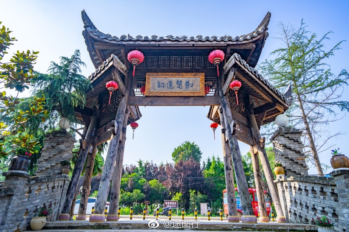 莫愁村,坐落素有"世界长寿之乡"的钟祥,北连明显陵,南接莫愁湖