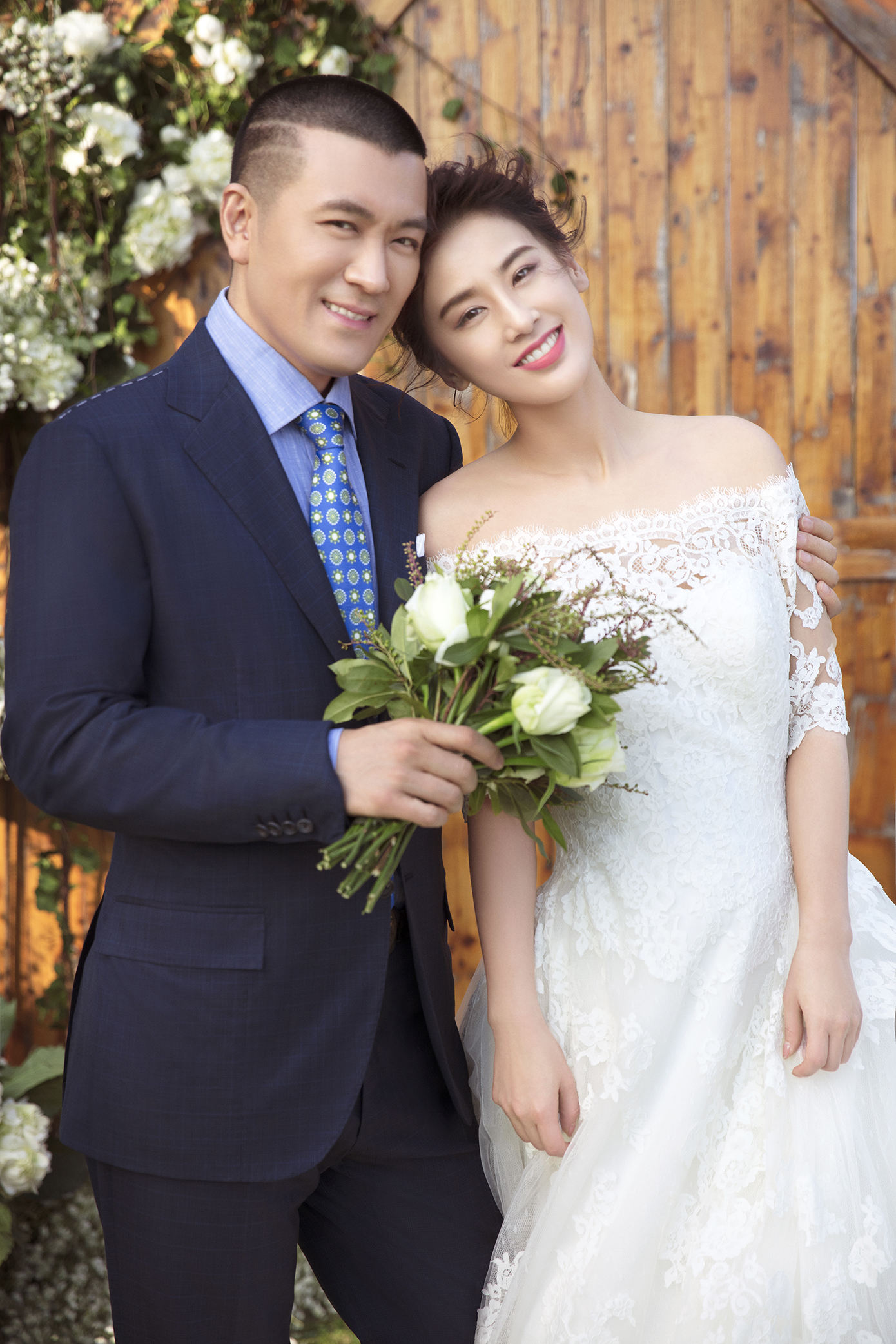 纪念结婚十周年,杨子黄圣依拍了一组幸福满满的婚纱照!