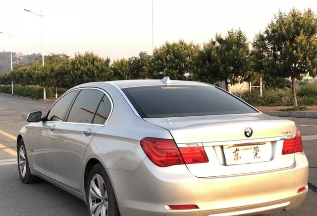 这车10多w拥有 2012年宝马730 银色黄内