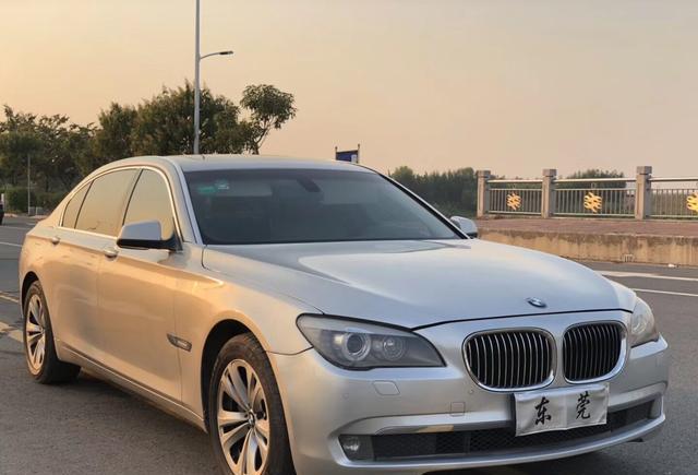 这车10多w拥有 2012年宝马730 银色黄内