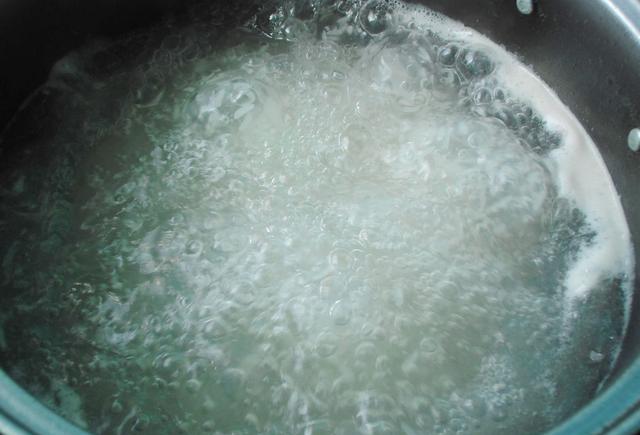 你煮粥是冷水放米还是水开了才放米?难怪不好吃