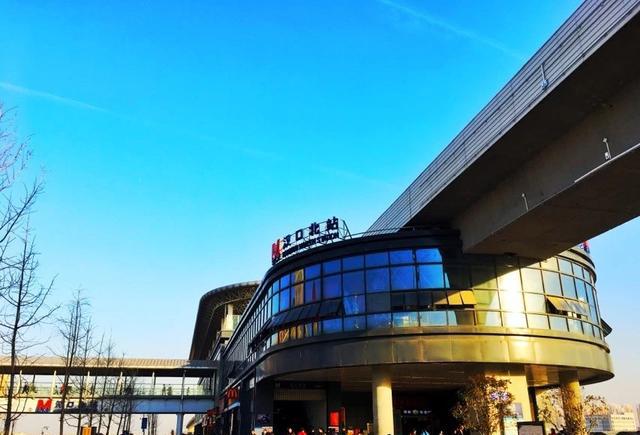 其实是黄陂 蓝天下的地铁汉口北站,这天空,有点儿陶醉