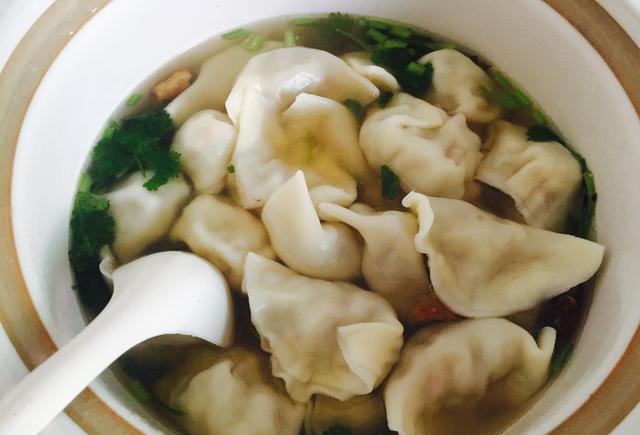 南方普通人家包饺子全过程实拍带汤的水煮的全都有