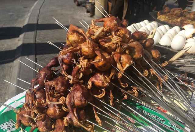 走到阿城客运站门口,你会看见这样的小摊,这烧烤槽子上的可都是各种