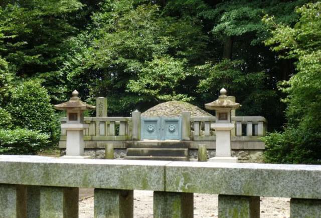 丰岛冈墓地,昭和天皇的二弟·秩父宫雍仁亲王与势津子妃合葬墓德川庆