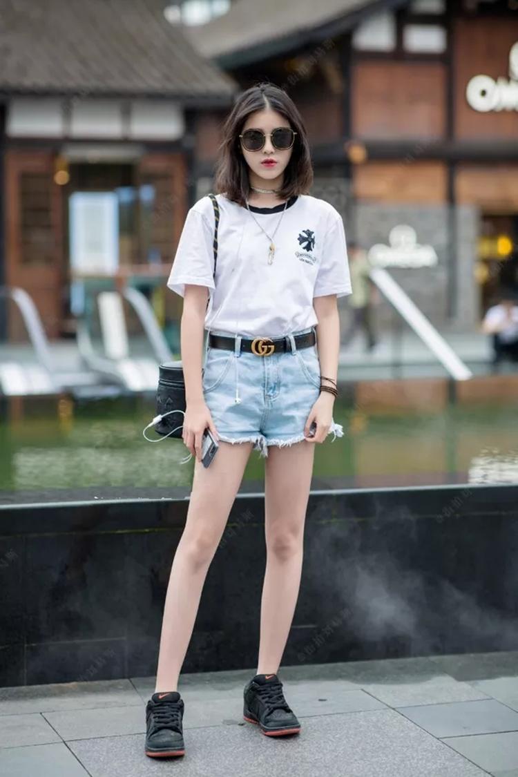 时尚路人街拍夏季街头美女很养眼但美腿更抢镜