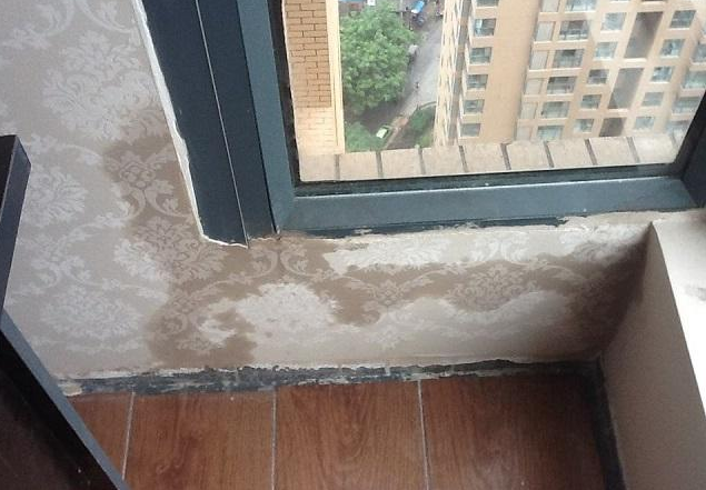 一下雨窗户就渗水,终于让我找到原因了