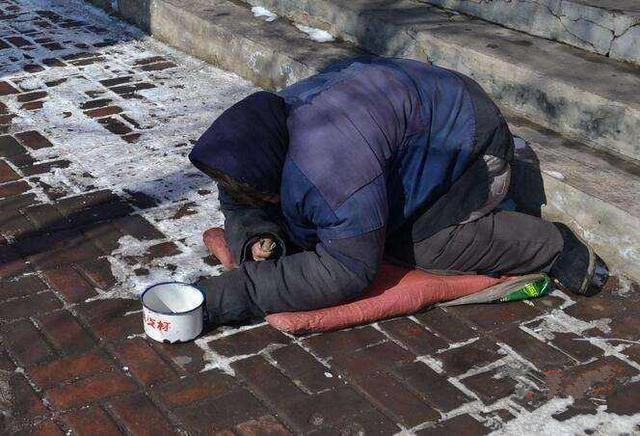 乞丐进村讨饭有钱人放狗咬他没想到乞丐是玉皇大帝化身