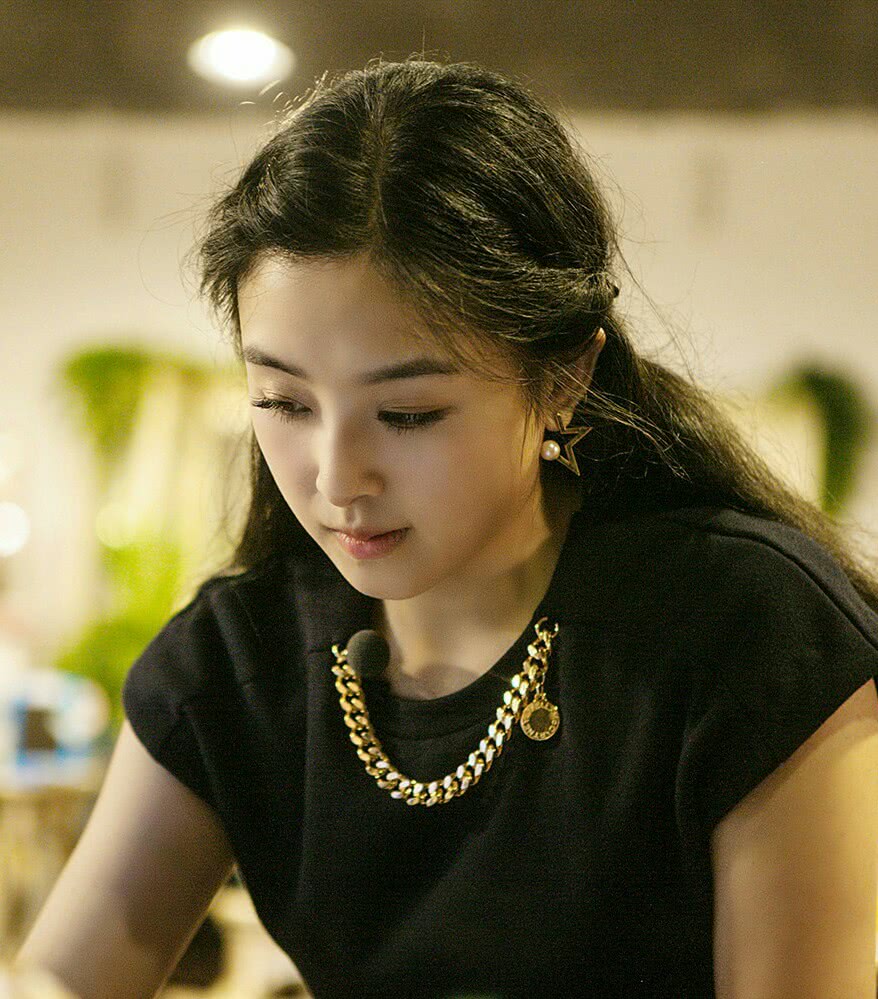 15岁因一首歌一夜成名,因私生活混乱遭封杀,如今复出惨遭打脸!