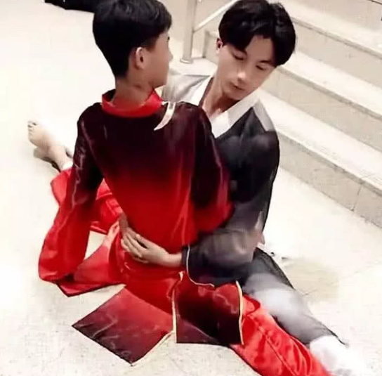 沈梦辰一字马壁咚妹子两个网友小哥哥一字马互相伤害