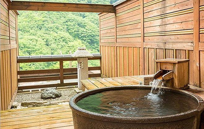 去日本宇奈月泡温泉看红叶,才不辜负这个季节