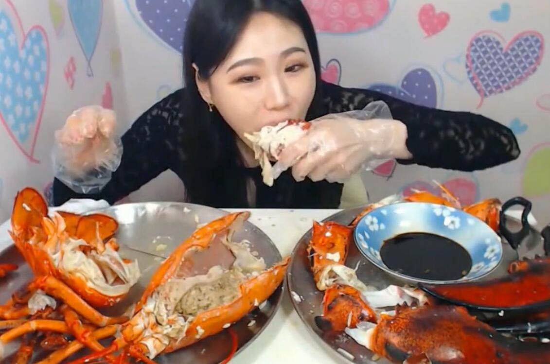 韩国美女吃一只三斤重的大龙虾,龙虾肉好多,嘴都塞不下!