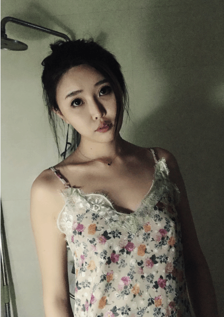 主播刘佳怡晒出1米5的大腿照可网友的评论点不在她的大腿上