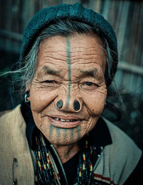 奇葩的印度部落,女性在鼻子上戴鼻塞进行毁容,防止被人诱拐