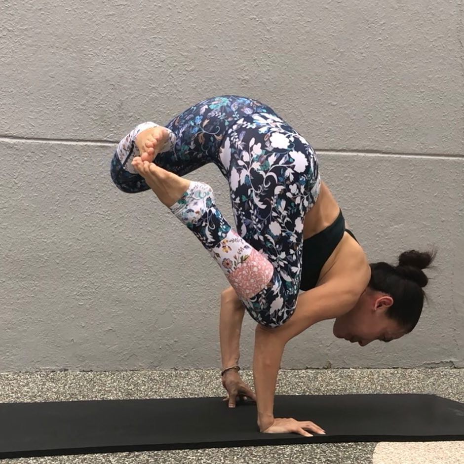 手支撑,能让身体离开地面,你的马甲线就算成功了一半